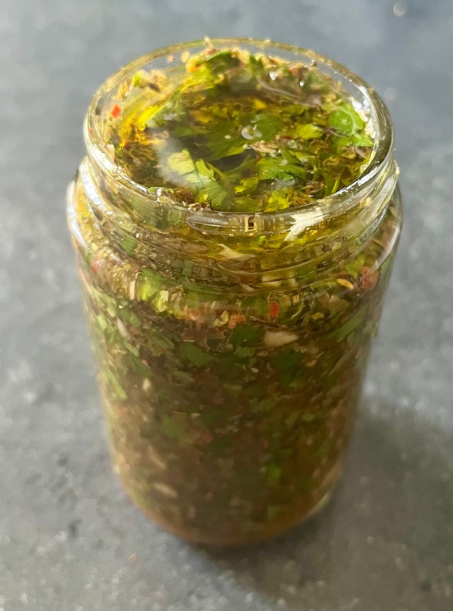 Fill the jar to the top with extra virgin olive oil (about 60ml), cover and refrigerate at least overnight.
Shake well before serving. Enjoy!