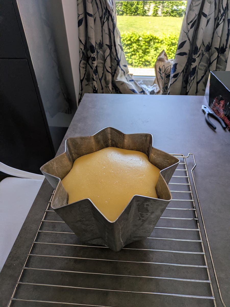 Terminato il riposo, pirlare l'impasto con l'aiuto di un tarocco e riporlo all'interno di uno stampo per pandoro da 1 kg. L'impasto ora dovrebbe avere abbastanza spinta per quadruplicare in volume e raggiungere l'orlo dello stampo. Serviranno circa 10-12 ore. Come sempre è possibile utilizzare il frigorifero per allungare i tempi.