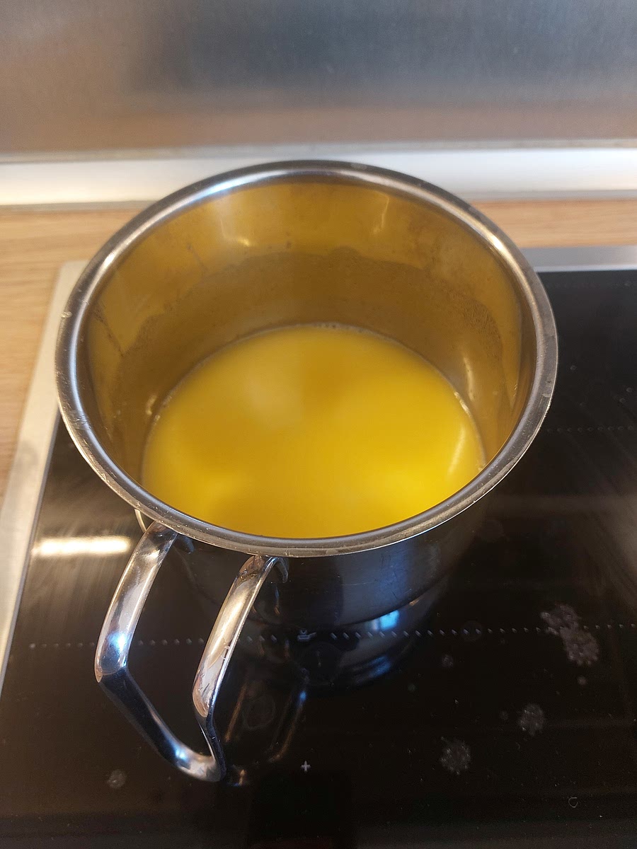 125 ml Wasser und die Milch mit der Butter erwärmen, bis die Butter geschmolzen ist