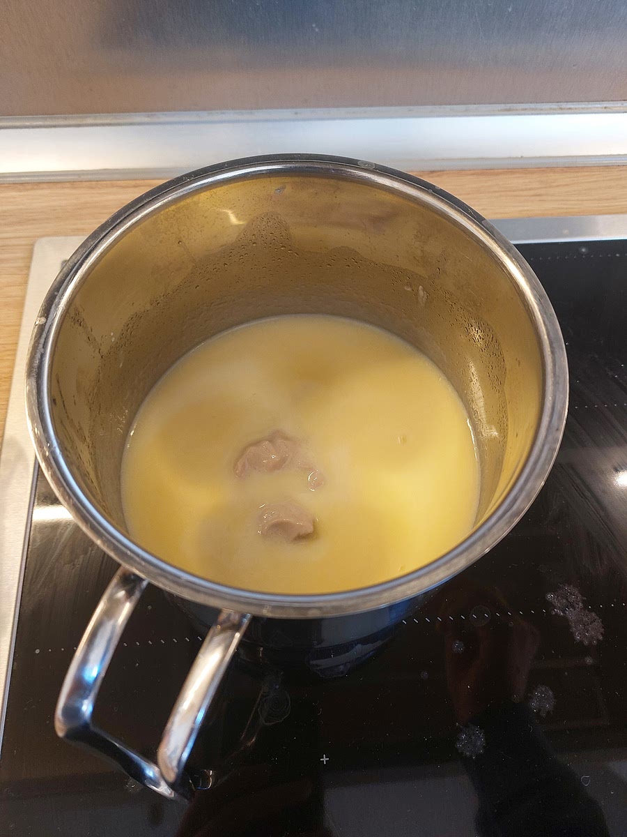 Lauwarm abkühlen lassen; Hefe darin auflösen, 1 EL Zucker zugeben