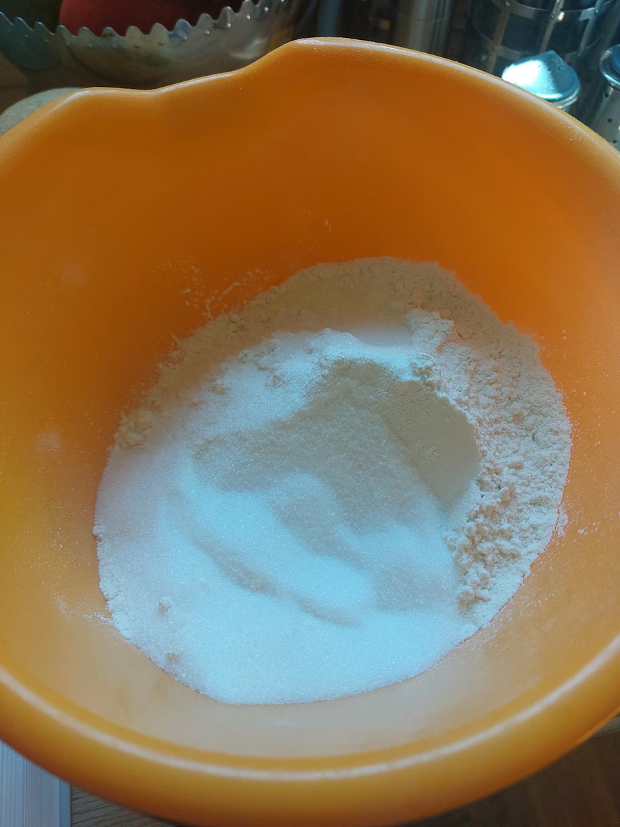 Mehl, Salz und restlichen Zucker in einer großen Schüssel mischen