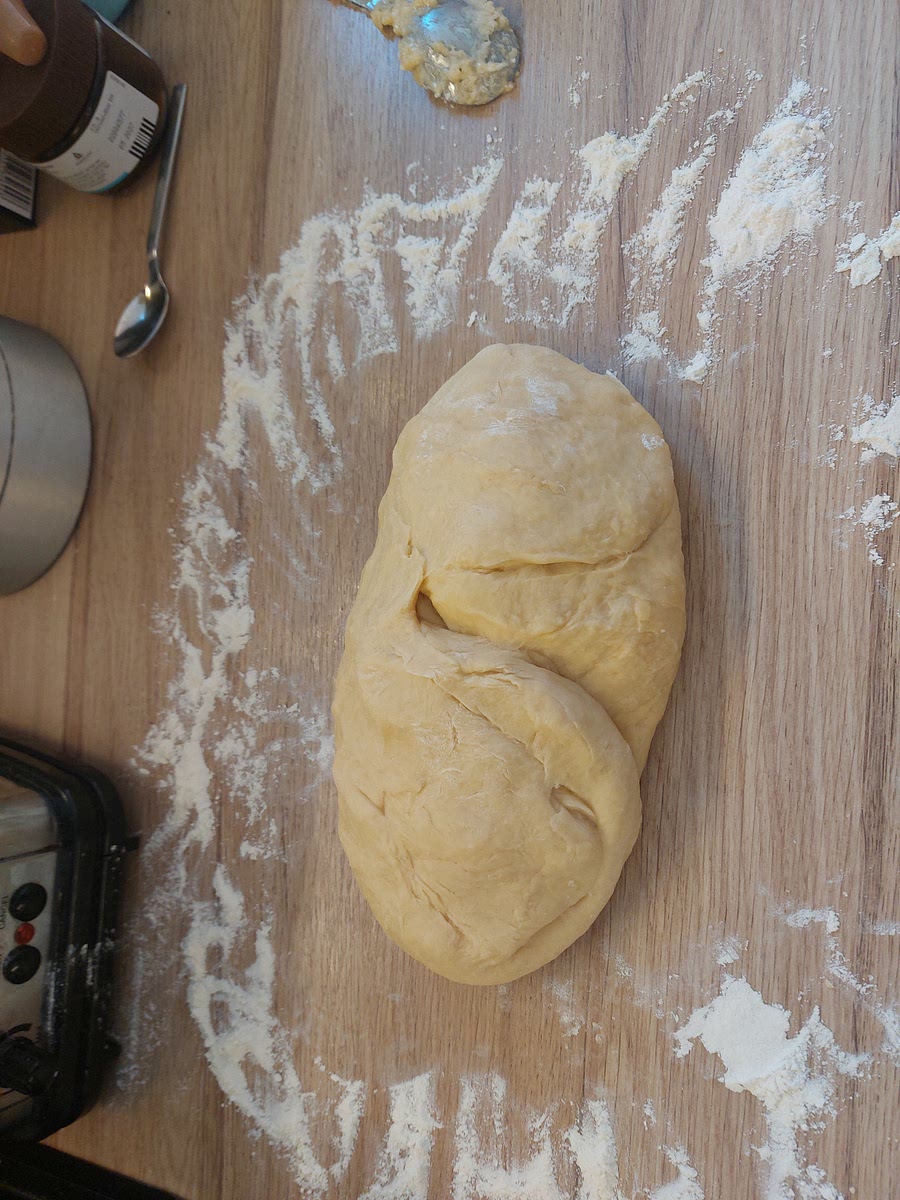 Teig auf einer bemehlten Fläche 10 Minuten kneten. Falls er zu klebrig ist, Mehl zugeben