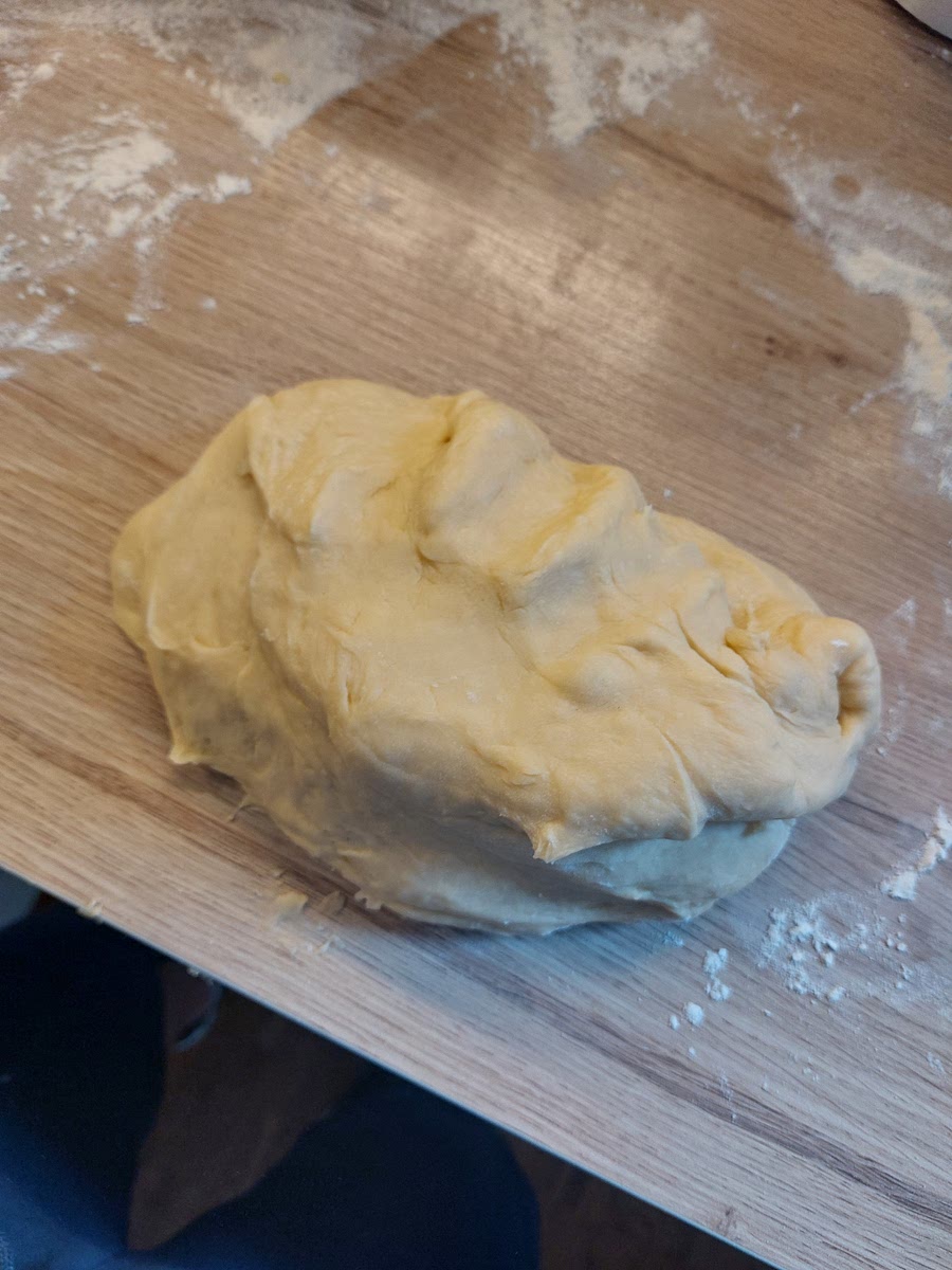 Den aufgegangenen Teig kneten und schlagen, um die Luft herauszudrücken