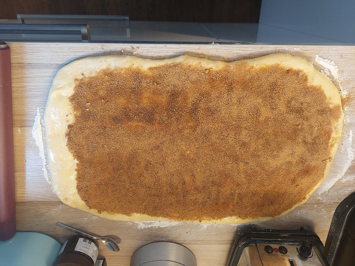 Mit Zimtzucker bestreuen. Auf einer Seite 1 cm Rand frei lassen, diesen mit Ei bepinseln