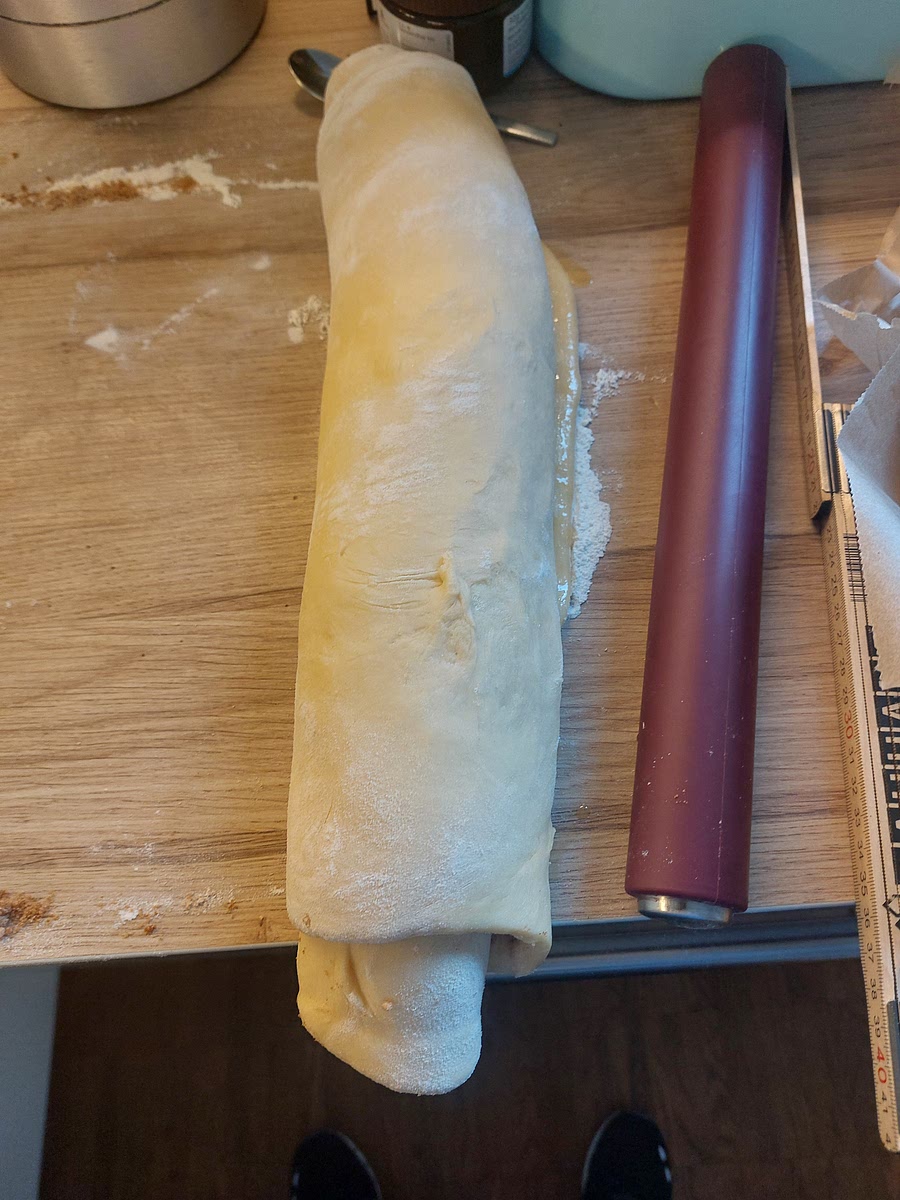 Den Teig (nicht zu eng) zum freien Rand hin aufrollen