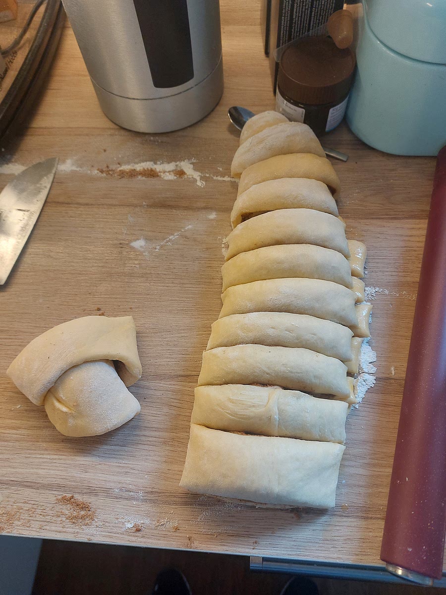 Die Rolle in zehn bis zwölf Scheiben schneiden. Diese dabei nicht zerdrücken