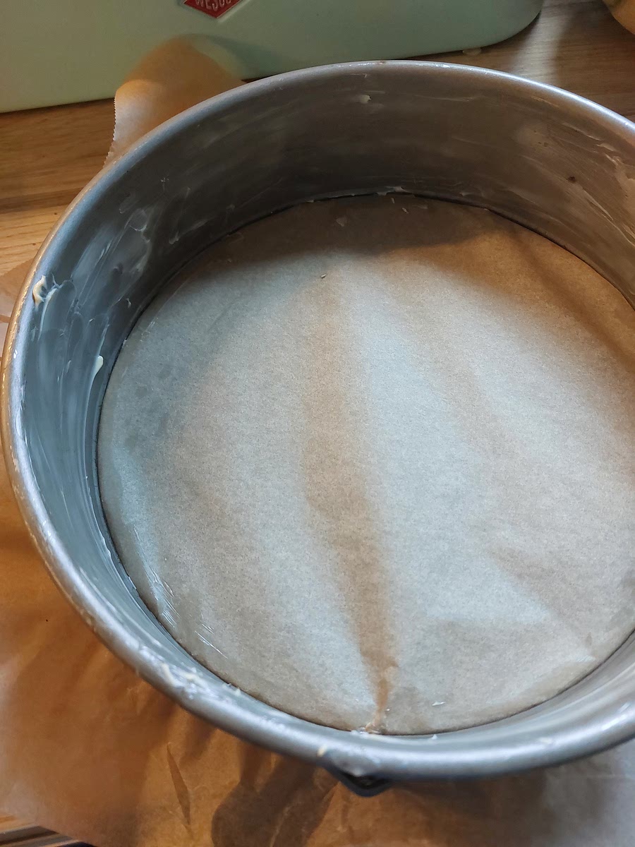 Form fetten; mit Backpapier belegen