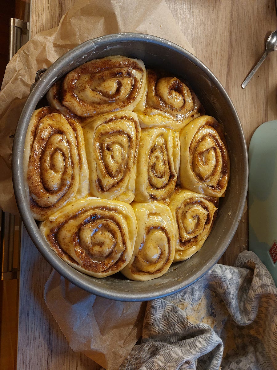 Backofen auf 180 °C vorheizen und Schnecken mit Ei bestreichen