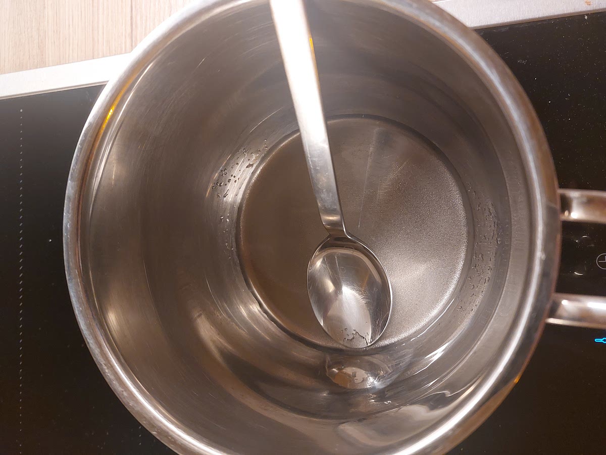 2 EL Zucker in 3 EL Wasser erhitzen, bis er aufgelöst ist