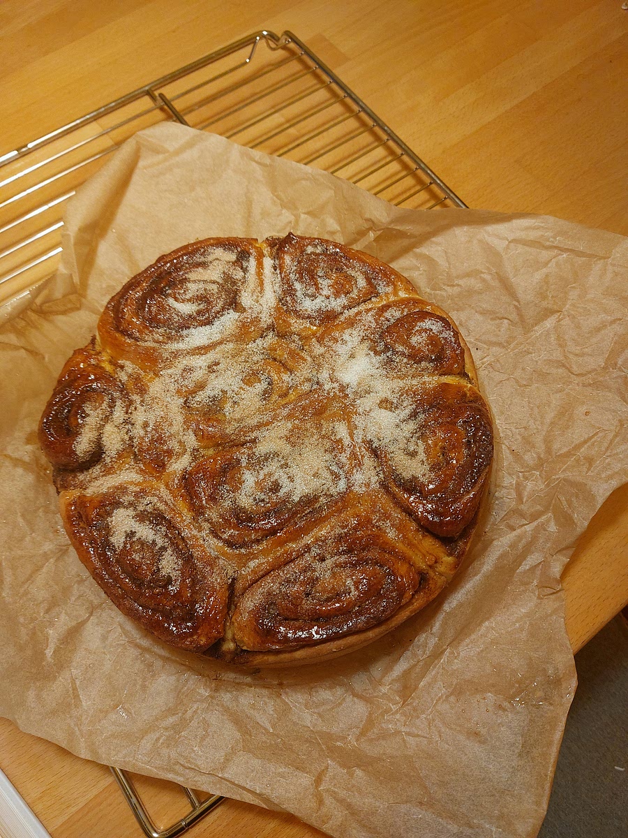 Gebucht mit Zimt und Zucker bestreuen, dann aus der Form nehmen und auf ein Gitter geben