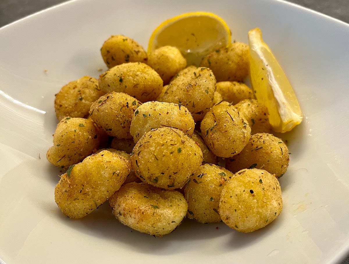 Serve on a bowl or deep plate, garnish with a few lemon slices. Enjoy!