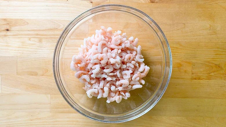 Pat the shrimp dry and place it in a bowl large enough for mixing.