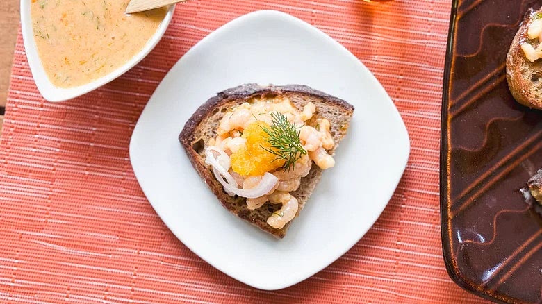 Serve the toast Skagen immediately, with the extra dressing on the side for drizzling.