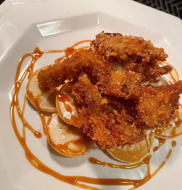 After making both the poffertjes, pancakes, or waffles, and the "fried chicken" mushrooms, assemble them together on a plate with maple syrup or agave. Might want to store leftovers separately in fridge, without syrup.