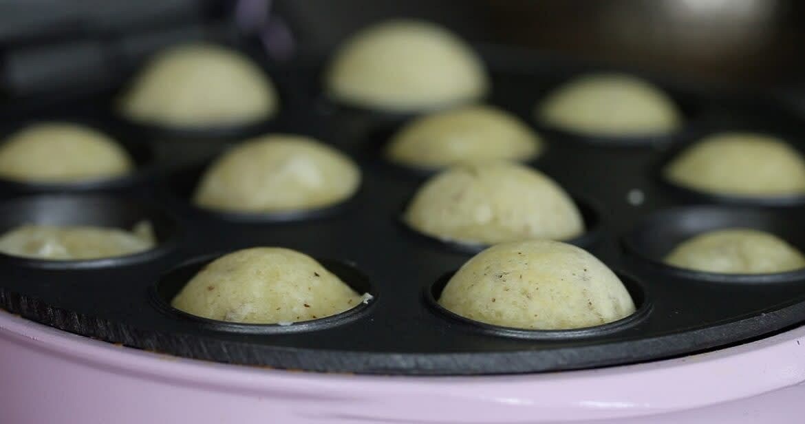 For silicone cake pop mold pan or muffin pan, make baked poffertjes: Make the chia egg by mixing 1 Tbsp of ground chia seeds with 3 Tbsp of warm water Wait for the chia egg to thicken and mix the chia egg with 1 2/3 cup (200g) flour and 1 1/2 cups (350ml) plant-based milk.
Grease a silicone pan with plant-based butter or oil and add small amounts of the batter.
Bake the mini pancakes for a couple of minutes and flip them to the other side when the top is dry.
Bake a couple of minutes longer until the inside is cooked and remove the mini pancakes from the pan. Tip: In a pinch, you might be able to use the bottom half of a muffin pan if you don't have a cake pop mold pan.