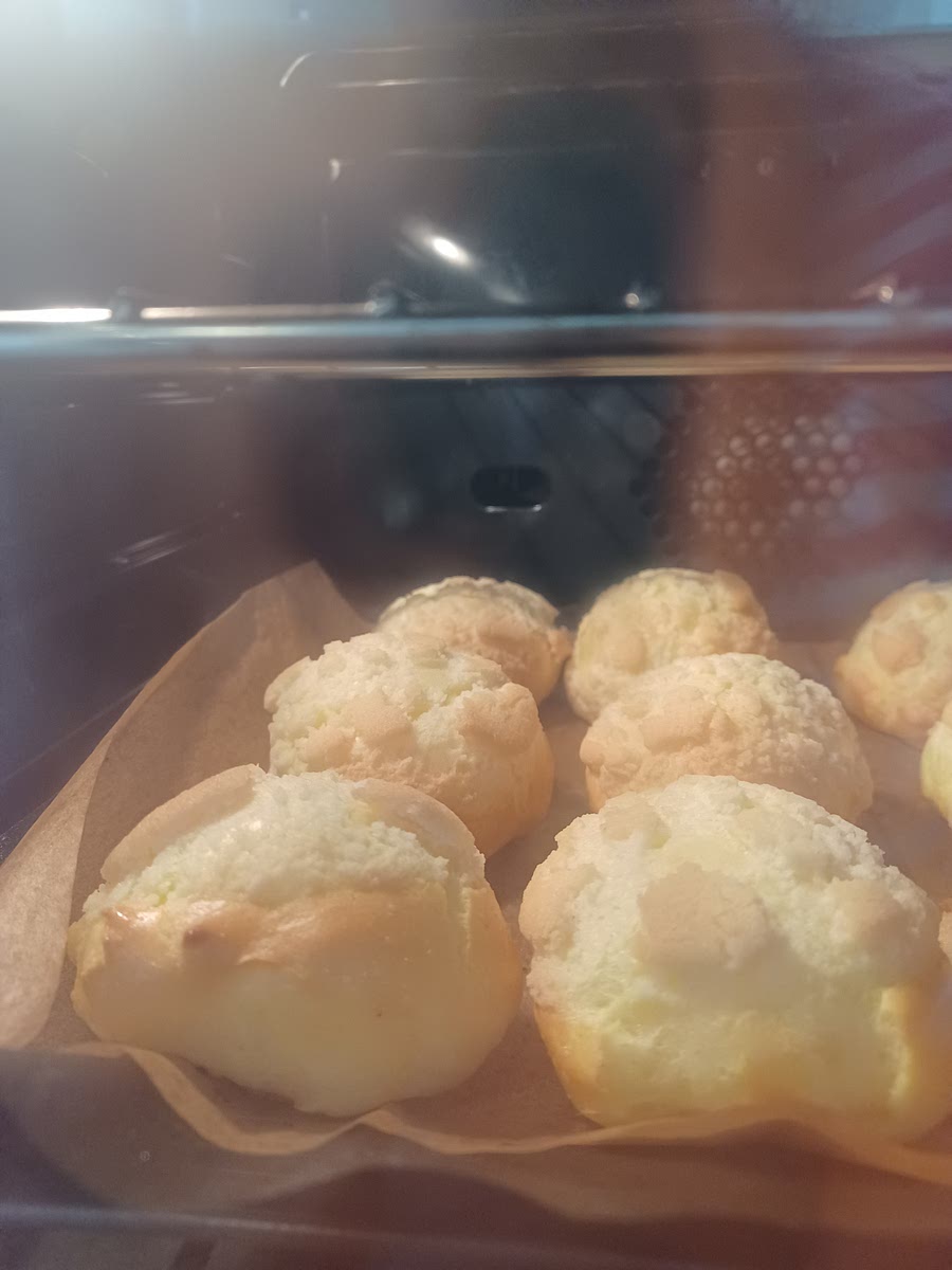 découper des cercles de même diamètre (ou plus petit) que les choux. Disposer un cercle de craquelin sur chaque chou avant cuisson