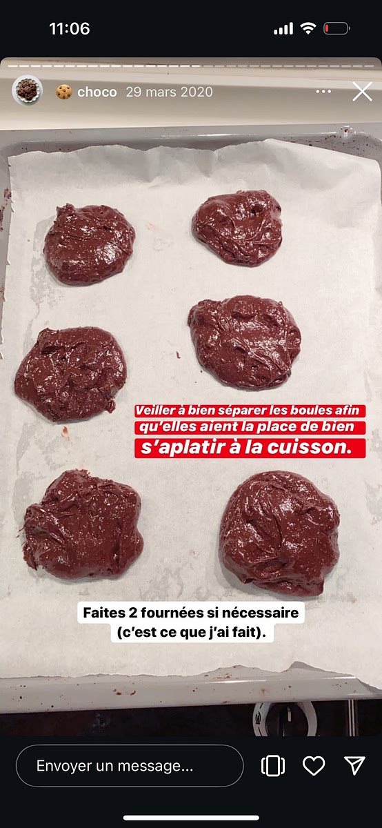 Chauffer le four à 180 degrés. former des boules moyennes de pâtes sur votre papier sulfurisé et enfourner 10 minutes. Veiller à bien séparer les boules afin qu'elles aient la place de bien s'aplatir à la cuisson. Faites 2 fournées si nécessaire.