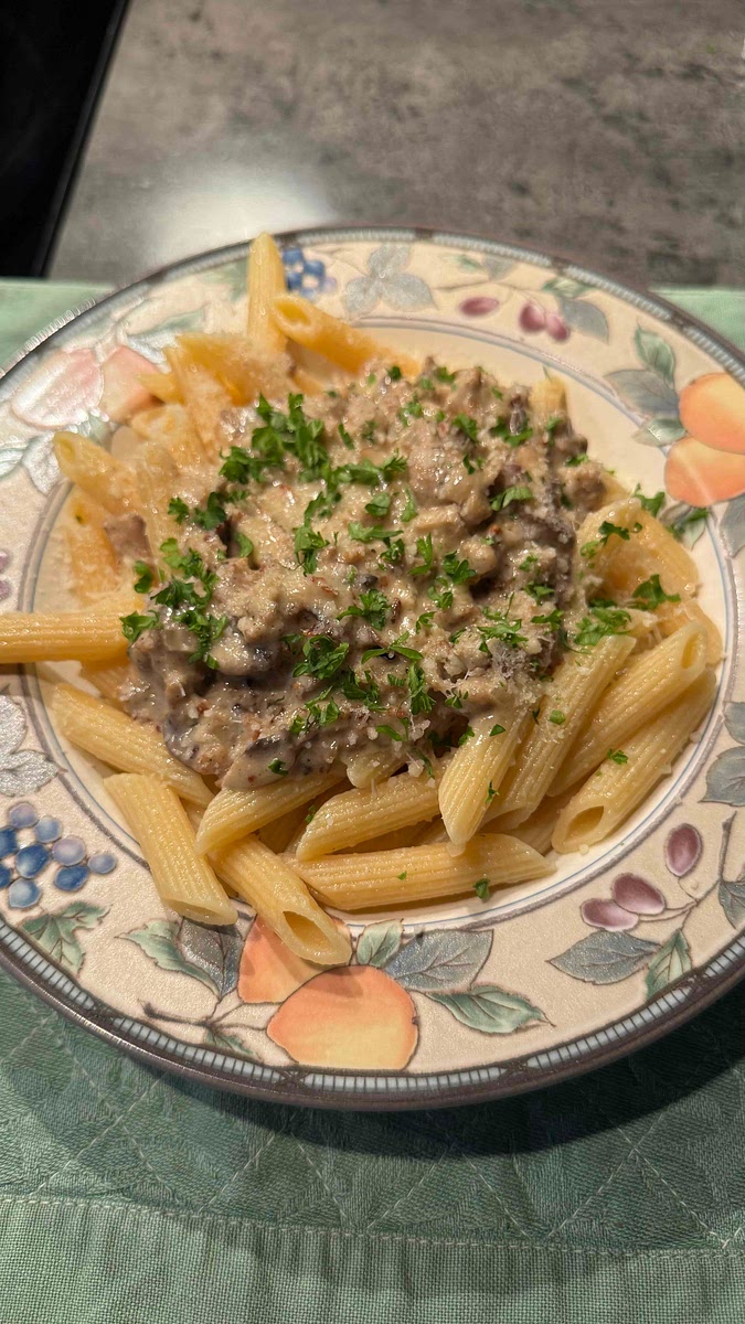Servir les pâtes et le mélange dans un bol ou une assiette profonde. Ajouter une pincée de persil.