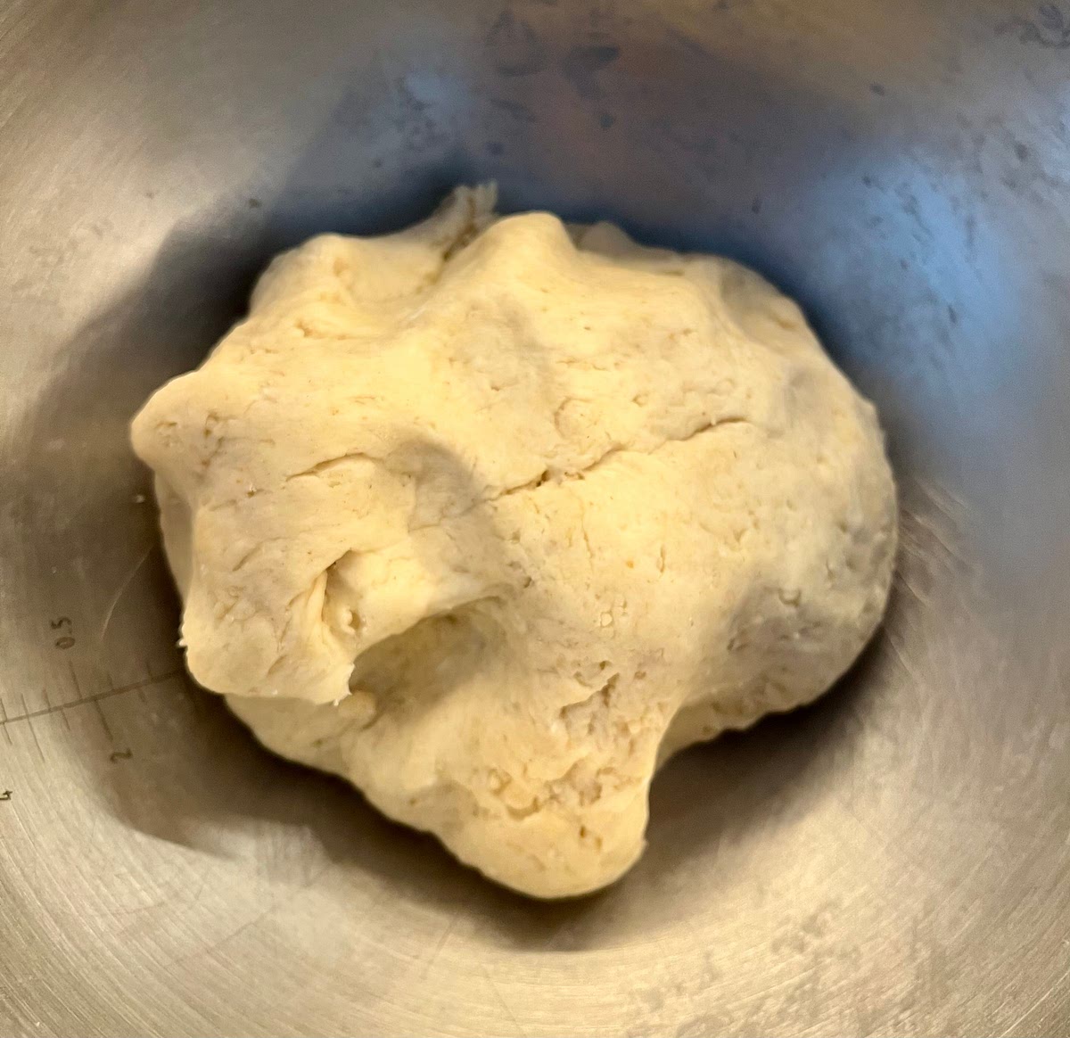 Using your fingers, mix the flour with the beef dripping and water, softly kneading it until you end up with a dough. Drop the dough on the working surface and knead it for 3-5 minutes.