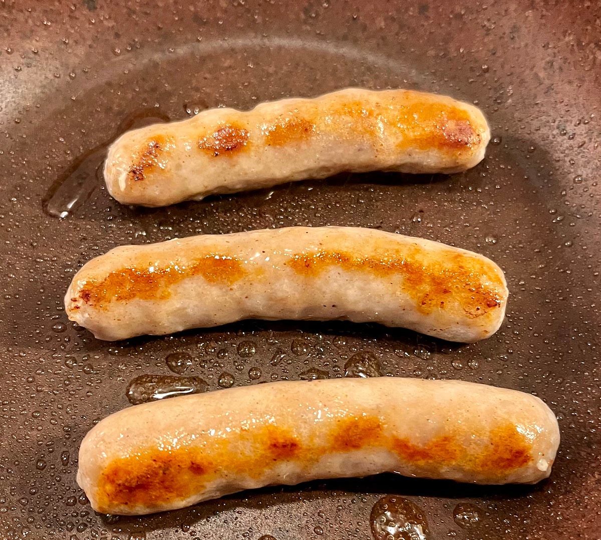 Heat 2 tsp olive oil to medium heat in a small non stick frying pan, add the Tuscan sausages and reduce heat to medium low (if you can’t find Tuscan sausages, use chipolata sausages). Turn sausages regularly to slightly brown all sides, until they are plump and firm (2 to 3 minutes).