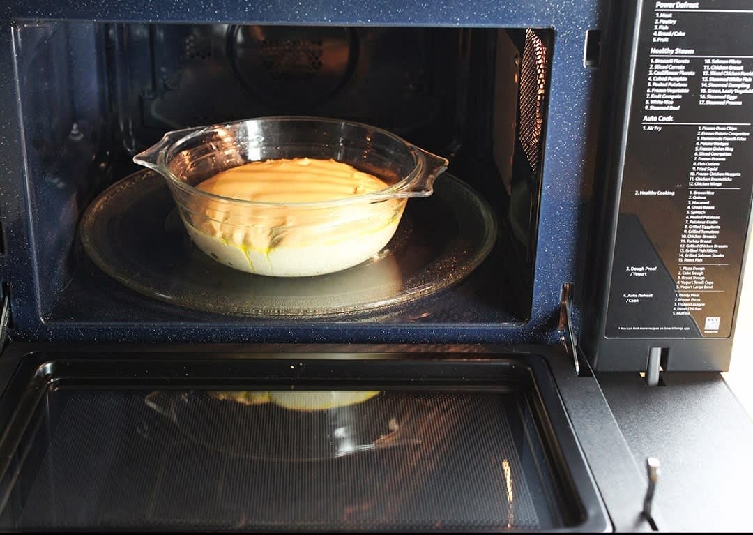 Inserite la ciotola coperta nel Forno a Microonde Combinato Samsung Bespoke e attivate la funzione Auto Cook > 3-1 "Pasta per pizza". In questo modo l’impasto lieviterà in 40 minuti. Altrimenti lasciatelo lievitare fino al raddoppio in un luogo tiepido e senza correnti d’aria per 60-80 minuti.