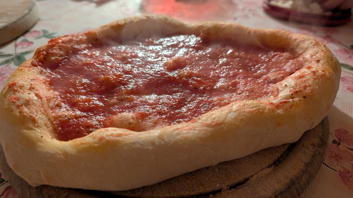 Belegen und in den Ofen Beim Backen in einem normalen Ofen: Am besten mit Pizzastein Für eine halbe Stunde Vorheizen auf 270-280 Grad. Im normalen Ofen backen auf zwei mal. Erstes Backen: Teig ausbreiten und Soße drauf. Dann für 2-4 Minuten in den Ofen bis der Teig hoch backt. Zweites Backen: Jetzt den gewünschten Belag auf die Pizza Schinken, Salami, Mozzarella....
Pizza in den Ofen bis gewünschte bräune erreicht. Am ende noch geschnittenes Basilikum darüber streuen.