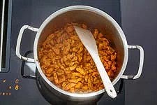 In einer großen Pfanne erhitzt du etwas Pflanzenöl und brätst das Fleisch in 3 Minuten bei hoher Hitze scharf an. Dann nimmst Du es aus dem Topf.