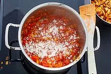 Mit dem Mehl bestäuben und unterrühren.