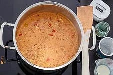 Den Schmand und die Sahne gibst Du dazu, würzt mit Majoran, Zucker und Zitronensaft und lässt die Suppe 2 Minuten köcheln.