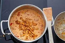 Zum Schluss gibst Du das Fleisch hinzu und schmeckst die Suppe nach Belieben mit Salz und schwarzem Pfeffer aus der Mühle ab.