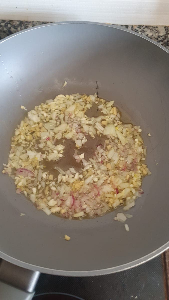 Saltear jengibre, ajo y cebollino en aceite de sésamo y aove.