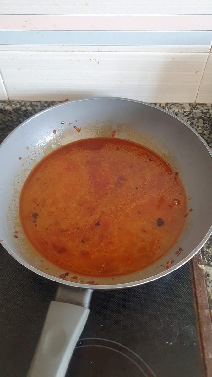 Ir añadiendo caldo de verduras (no todo). Dejar que intengren los sabores. Pasados unos 5 mins, probar y corregir. Si está poco picante, añadir toban djan y si está demasiado picante añadir caldo de verduras.