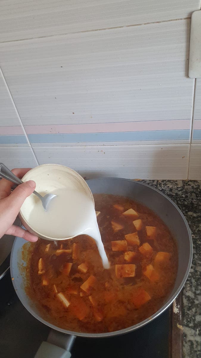Añadir tofu y maicena diluida en agua (o diluida en caldo de verduras). Tiene que quedar espeso, si no queda espeso, añadir más maicena diluida en poca agua.