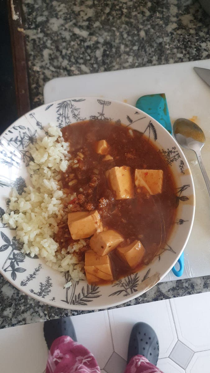 Servir con arroz blanco, un chorrito de aceite de sesamo y la parte verde del cebollino.