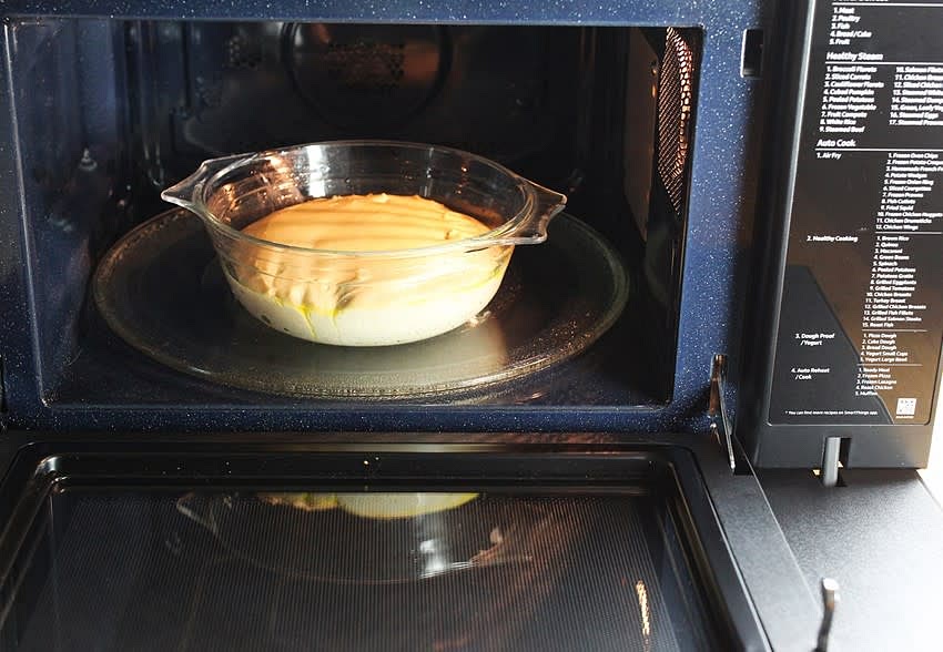 Inserite la ciotola coperta nel Forno a Microonde Combinato Samsung Bespoke e attivate la funzione Auto Cook > 3-1 "Pasta per pizza". In questo modo l’impasto lieviterà in 40 minuti. Altrimenti lasciatelo lievitare fino al raddoppio in un luogo tiepido e senza correnti d’aria per 60-80 minuti.