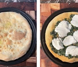 Estraete la pizza e distribuite generose cucchiaiate di pesto come se fosse il sugo al pomodoro. Disponete le fette di mozzarella e poi i carciofi cotti. Infornate ancora per 5 minuti solo per far sciogliere il formaggio.