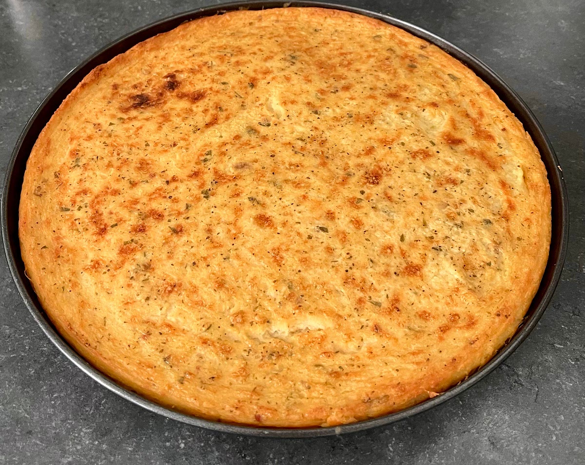 Once golden on top, take the fainá out of the oven and let it cool down for about 10 minutes before unmolding. If the baottom has dried enough, it should come off the pan putting a tray or board over it and flipping it over. Slice with a knife or pizza wheel and serve on its own, with salad, or on top of a Margherita pizza. Enjoy!