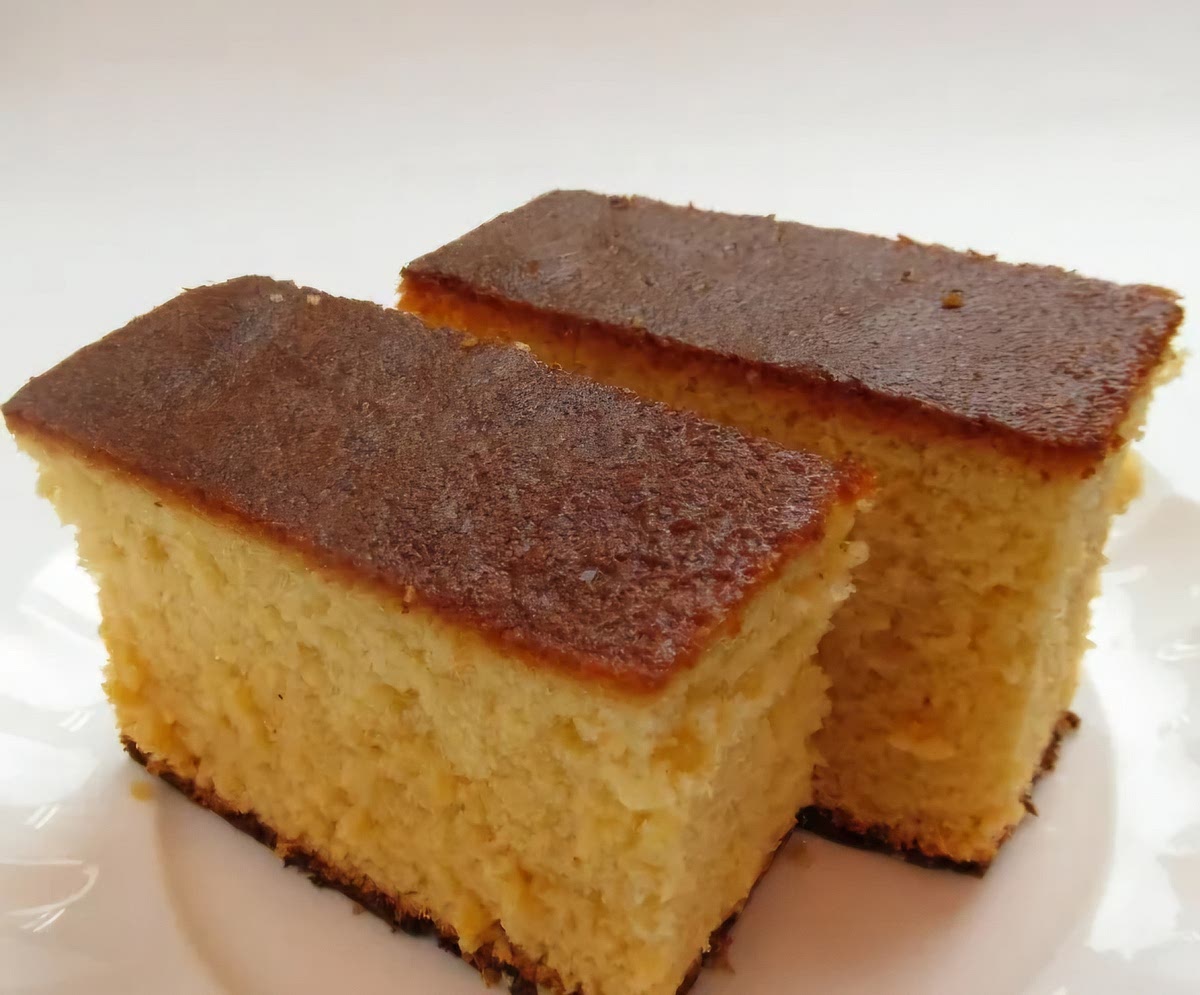 Cuando esté listo, retira el queque casero, deja que se enfríe y desmóldalo. ¿Fácil, verdad? Puedes hacer una torta decorada con merengue, o puedes acompañar tu queque fácil con una ganache de chocolate o la cobertura que más te guste.