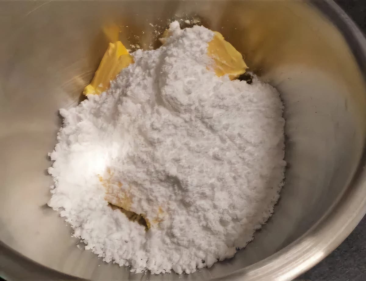Para empezar a preparar esta receta de queque fácil, primero debes batir el azúcar con la mantequilla. El resultado debe ser una crema suave y blanquecina. Puedes usar unas varillas eléctricas si lo deseas.