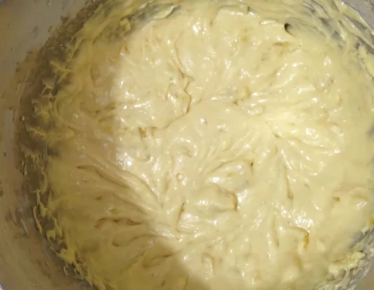 Finalmente, engrasa con un poco de mantequilla un molde para horno y vacía toda la mezcla en él. Cocina el queque fácil en el horno precalentado a 180 °C por 40 minutos. Es importante que no abras el horno durante el proceso de cocción.