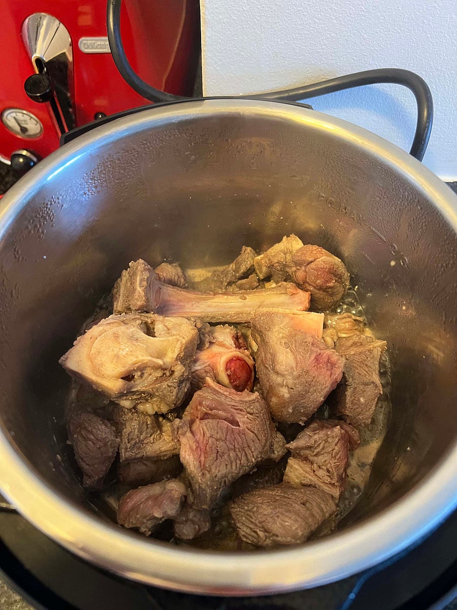 1- Sala la carne con las 2 cucharaditas de sal y séllala en la instapot u olla presto por 30-40 min. Hasta que esté doradita y no quede agua.