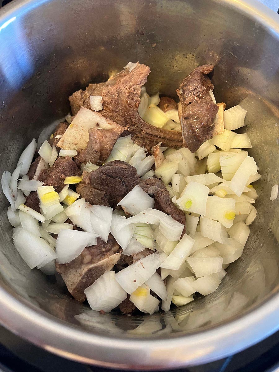 2- Agrega la cebolla y salteala junto con los ajos.