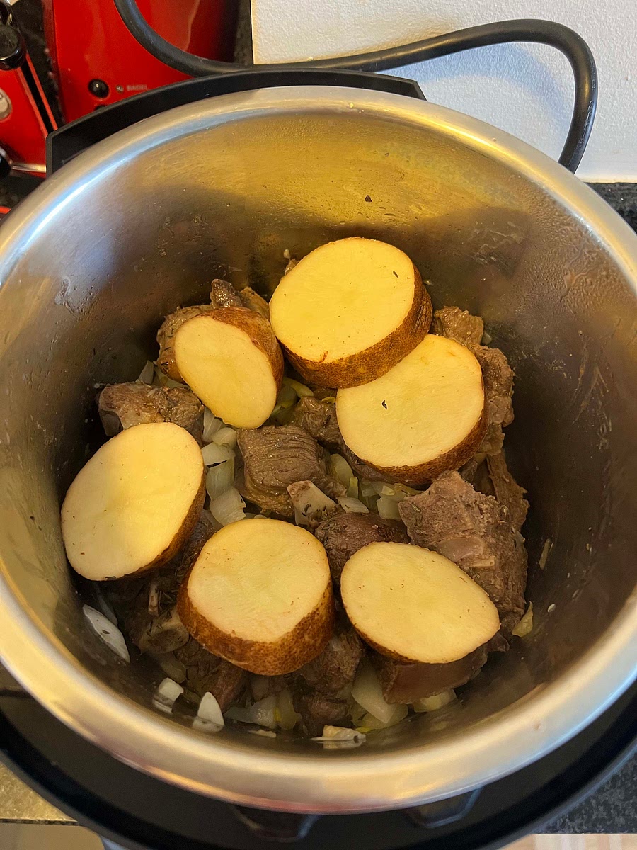 3- Agrega el tomillo y la taza de agua y cocina por 30 min en la olla presto.