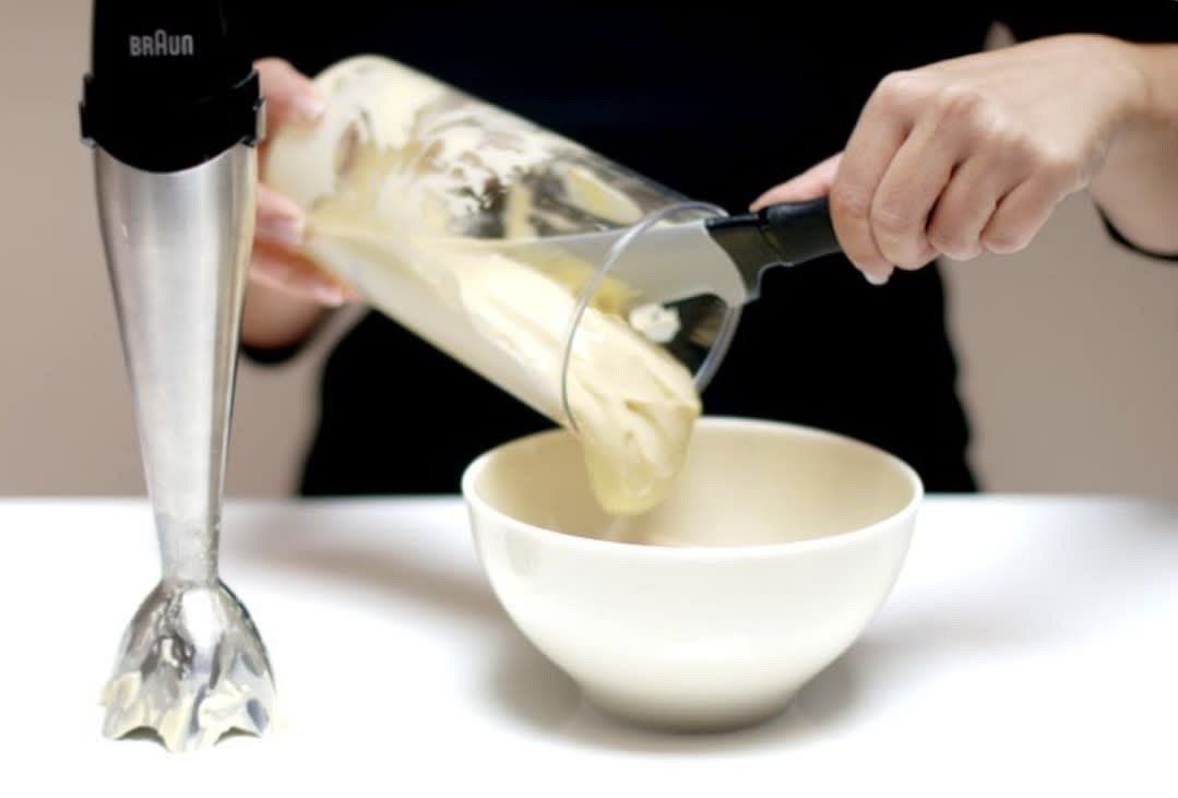 Por último vas a empezar a batir. IMPORTANTE: vas a batir de abajo sin subir, vas a empezar a subir y bajar la batidora cuando empiece a espesarse