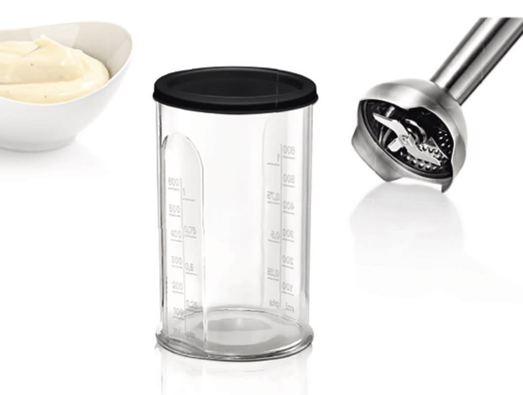 A continuación echa 2 chorrillos de vinagre, 3 dedos de leche entera o semi y 6 dedos de aceite de girasol. IMPORTANTE: si quieres más catindad echa más leche pero hecha el doble de aceite de girasol