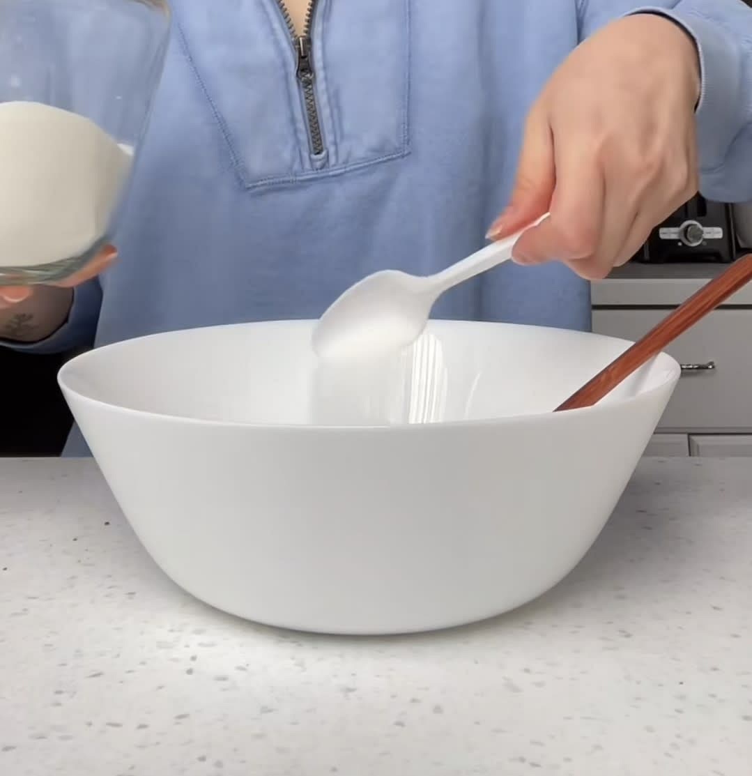 En un recipiente vamos a echar media cucharada de ajo granulado y media cucharadita de azúcar