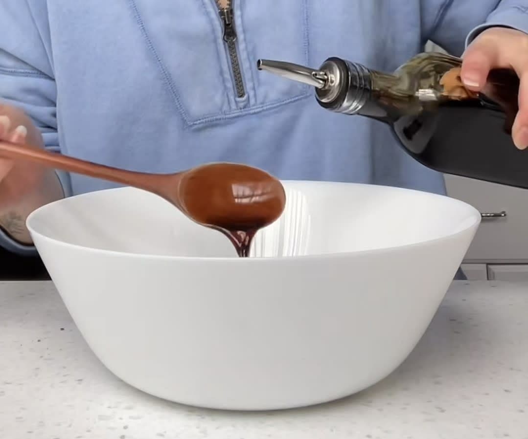 A continuación vamos a introducir 2 cucharadas y media de salsa de soja y una cucharada de aceite junto semillas de sésamo al gusto