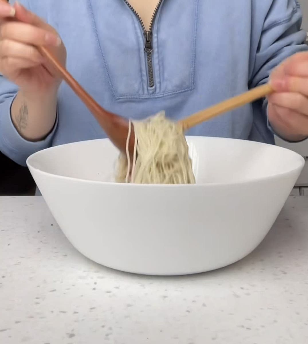 Por último vamos a introducir los fideos a la salsa preparada y mezclamos todo