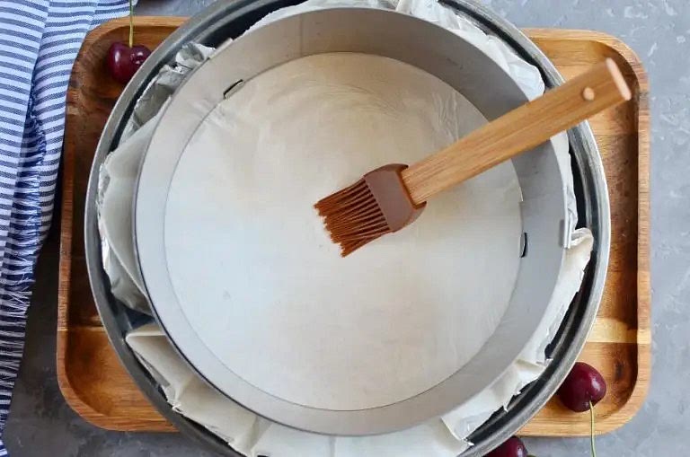 Preheat the oven to 160 °C. Lightly grease and 20cm round baking cake tin, about 5cm deep.