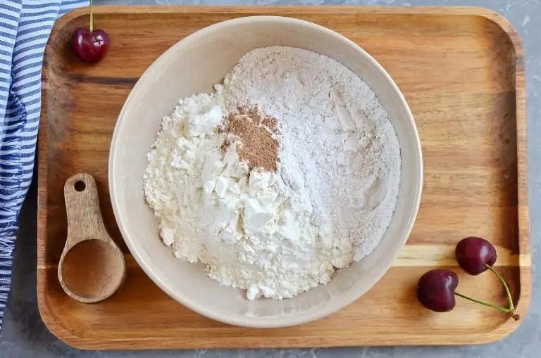In a bowl, mix the flour, cinnamon and caster sugar.